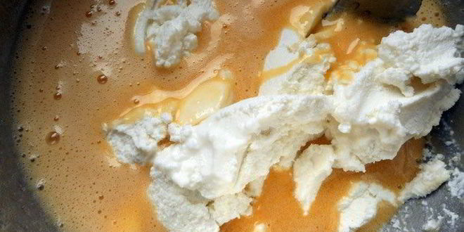 Рецепт мороженого рикотта с засахаренными кедровыми орешками