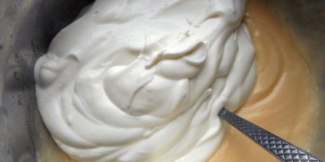 Рецепт мороженого рикотта с засахаренными кедровыми орешками