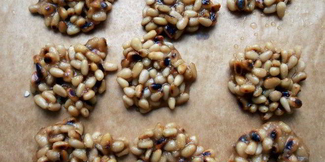 Рецепт мороженого рикотта с засахаренными кедровыми орешками