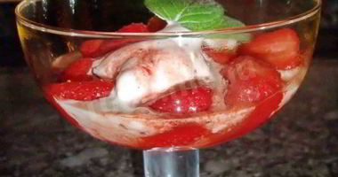 Рецепт Сандэ мороженое с клубникой по-царски