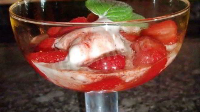 Рецепт сандэ мороженое с клубникой по-царски
