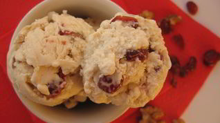 Рецепт Сливочного мороженого с вяленой клюквой и грецким орехом