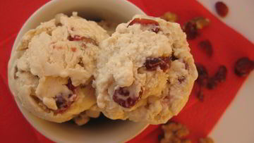 Рецепт Сливочного мороженого с вяленой клюквой и грецким орехом