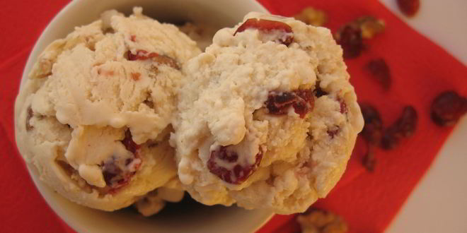 Рецепт Сливочного мороженого с вяленой клюквой и грецким орехом