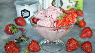 Рецепт Творожно-клубничного мороженого с кусочками шоколада