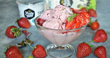 Рецепт Творожно-клубничного мороженого с кусочками шоколада