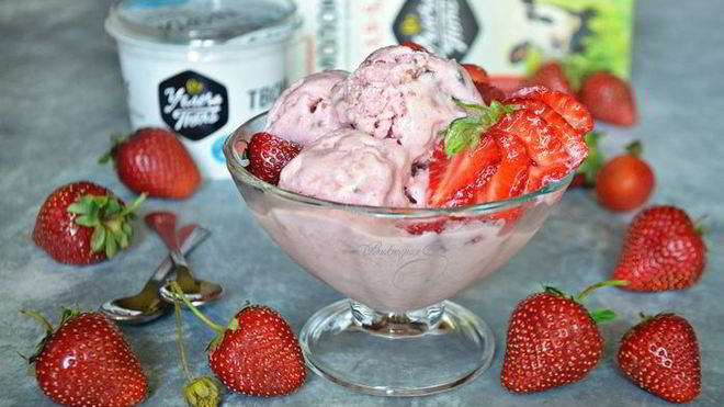 Рецепт творожно-клубничного мороженого с кусочками шоколада
