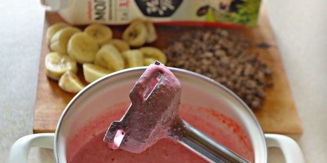 Рецепт творожно-клубничного мороженого с кусочками шоколада