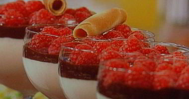 Рецепт Мусса апельсиново-марципановый с острым шоколадным соусом и малиной