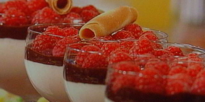 Рецепт Мусса апельсиново-марципановый с острым шоколадным соусом и малиной