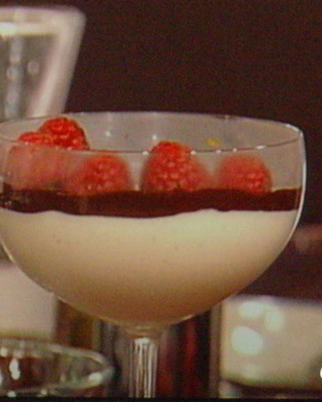 Рецепт мусса апельсиново-марципановый с острым шоколадным соусом и малиной