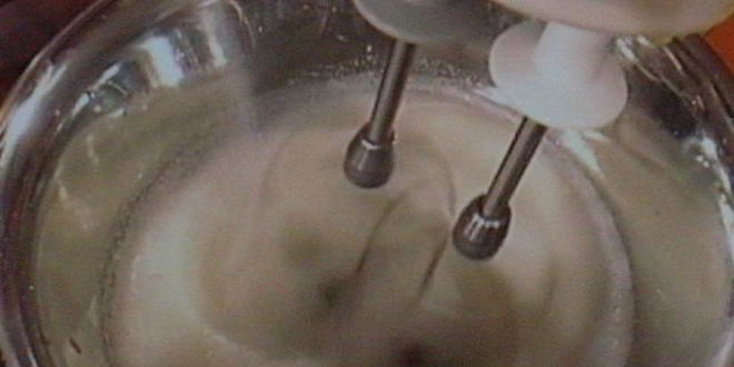 Рецепт мусса апельсиново-марципановый с острым шоколадным соусом и малиной