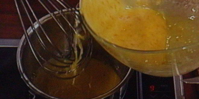 Рецепт мусса апельсиново-марципановый с острым шоколадным соусом и малиной