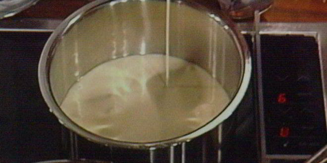 Рецепт мусса апельсиново-марципановый с острым шоколадным соусом и малиной