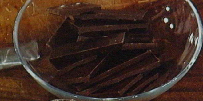 Рецепт мусса апельсиново-марципановый с острым шоколадным соусом и малиной