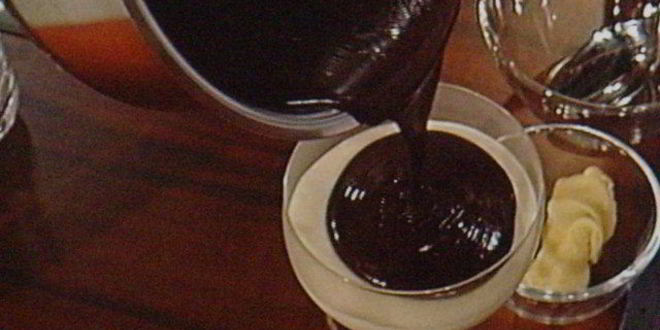 Рецепт мусса апельсиново-марципановый с острым шоколадным соусом и малиной