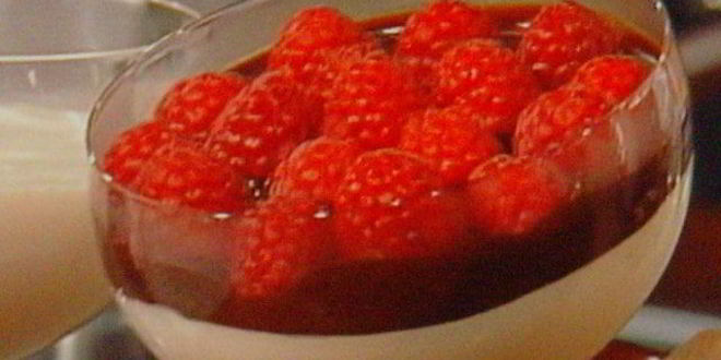 Рецепт мусса апельсиново-марципановый с острым шоколадным соусом и малиной