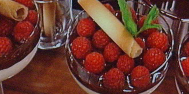 Рецепт мусса апельсиново-марципановый с острым шоколадным соусом и малиной