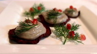 Рецепт Селедочного мусса на свекольных чипсах