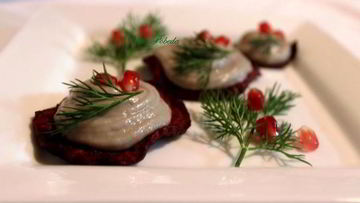 Рецепт Селедочного мусса на свекольных чипсах