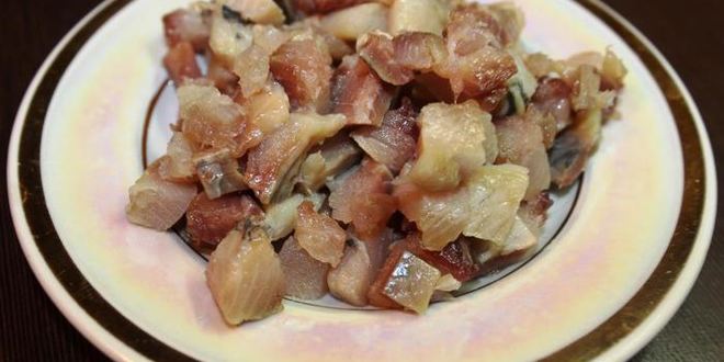 Рецепт селедочного мусса на свекольных чипсах