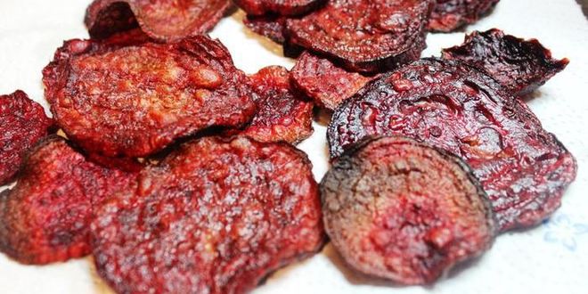 Рецепт селедочного мусса на свекольных чипсах