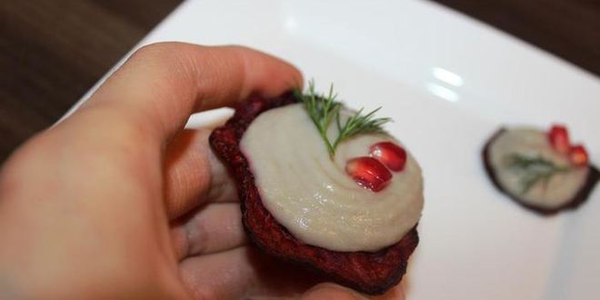 Рецепт селедочного мусса на свекольных чипсах