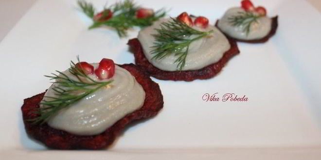 Рецепт селедочного мусса на свекольных чипсах