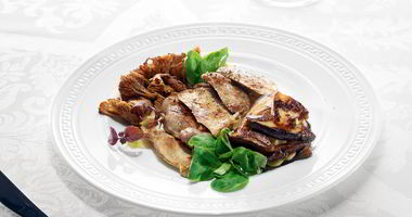 Рецепт Цесарки с лисичками, белыми грибами и муссом из пастернака