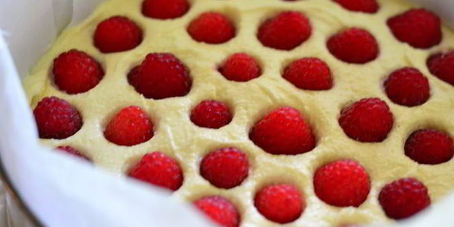 Рецепт творожного торта-мусса с ягодами в белом шоколаде