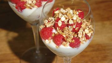 Рецепт Слоеного десерта с хлопьями и малиной