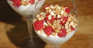 Рецепт Слоеного десерта с хлопьями и малиной