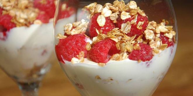 Рецепт слоеного десерта с хлопьями и малиной