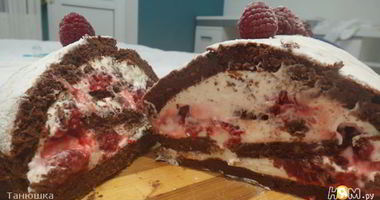 Рецепт Рулета из шоколадного суфле с малиной