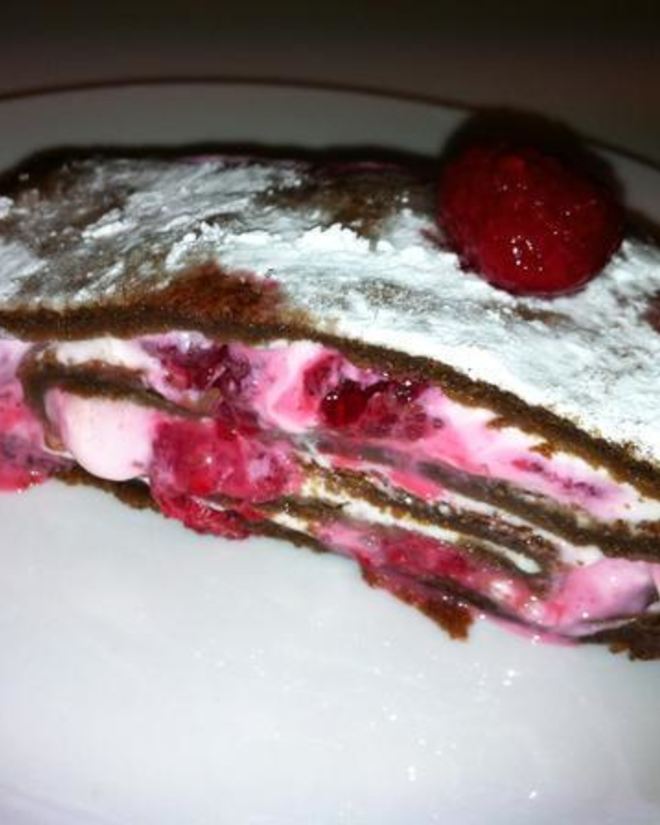 Рецепт рулета из шоколадного суфле с малиной