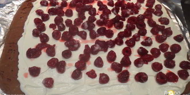 Рецепт рулета из шоколадного суфле с малиной