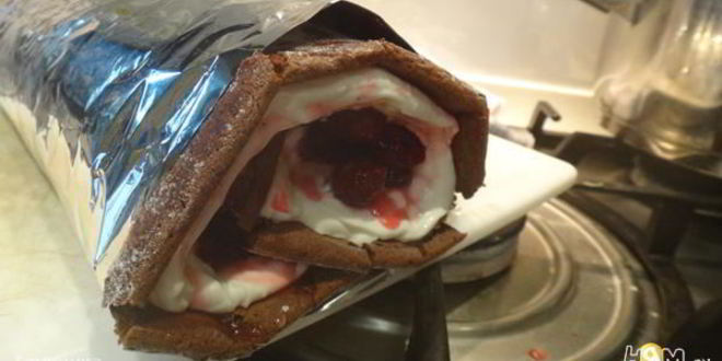 Рецепт рулета из шоколадного суфле с малиной