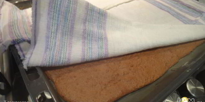 Рецепт рулета из шоколадного суфле с малиной