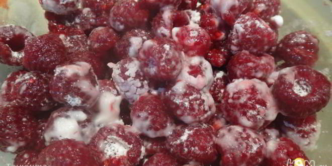 Рецепт рулета из шоколадного суфле с малиной