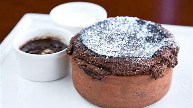 Рецепт шоколадного суфле с белым шоколадным кремом