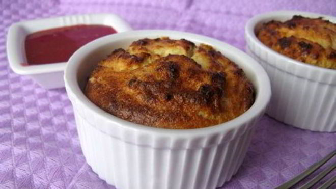 Рецепт творожного суфле с бананами и клубничным соусом