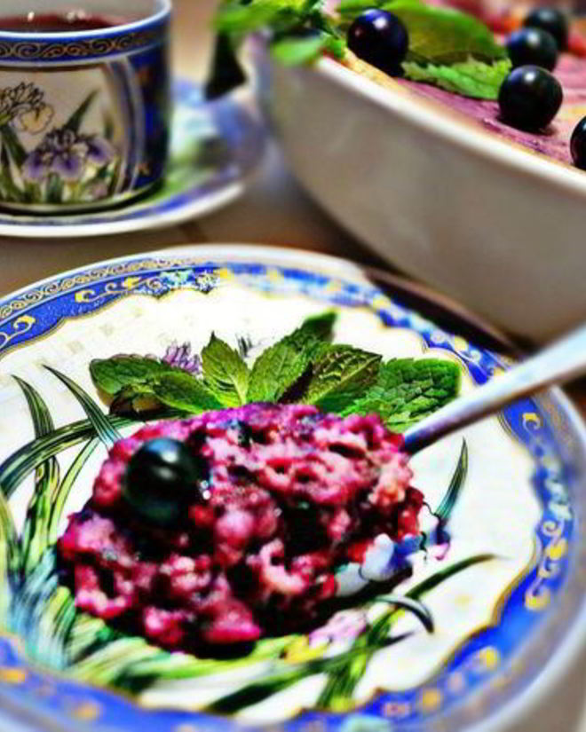 Рецепт творожного суфле с черной смородиной