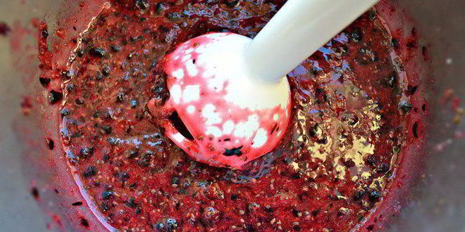 Рецепт творожного суфле с черной смородиной