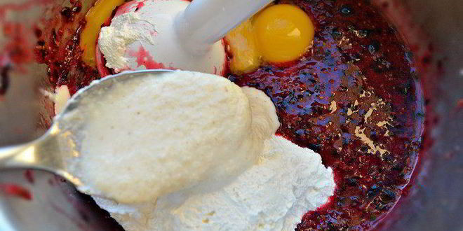 Рецепт творожного суфле с черной смородиной