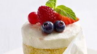 Рецепт Замороженного лимонного суфле с маринованными ягодами