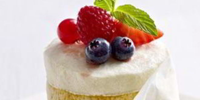 Рецепт Замороженного лимонного суфле с маринованными ягодами