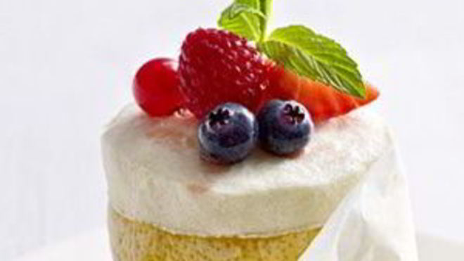 Рецепт замороженного лимонного суфле с маринованными ягодами