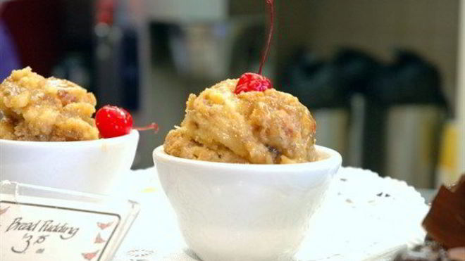 Рецепт теплого вишневого пудинга с ромом