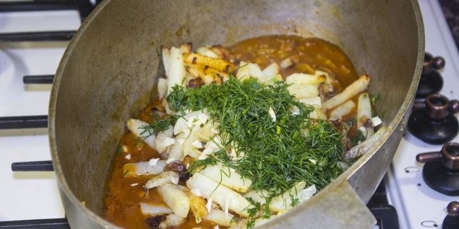 Рецепт азу из говядины с солеными огурцами