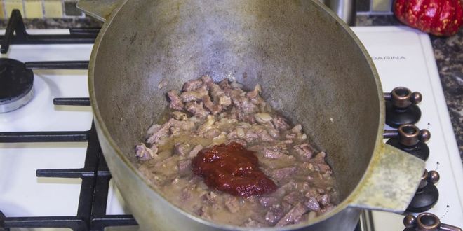 Рецепт азу из говядины с солеными огурцами